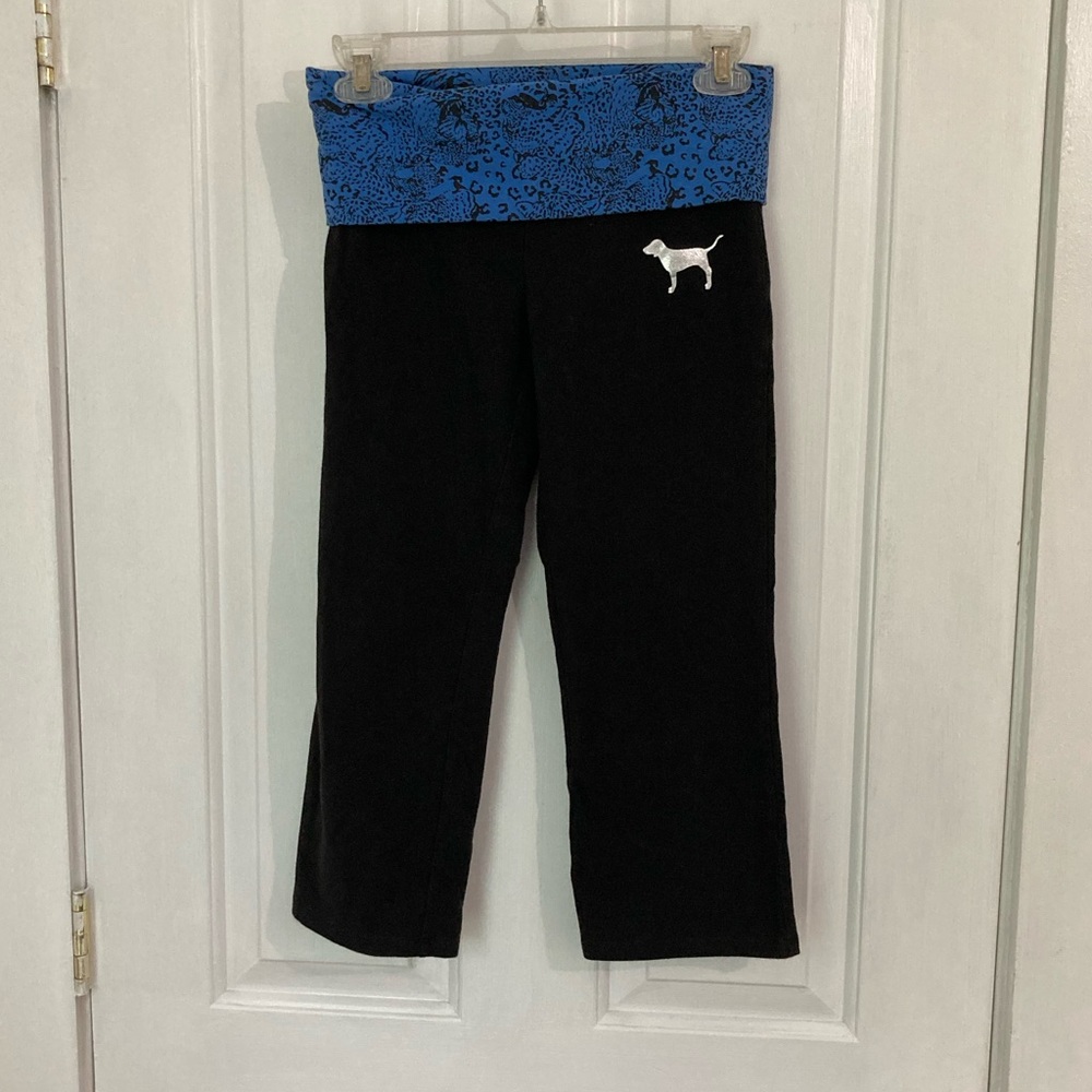 PINK Victoria’s Secret cropped flare leggings.